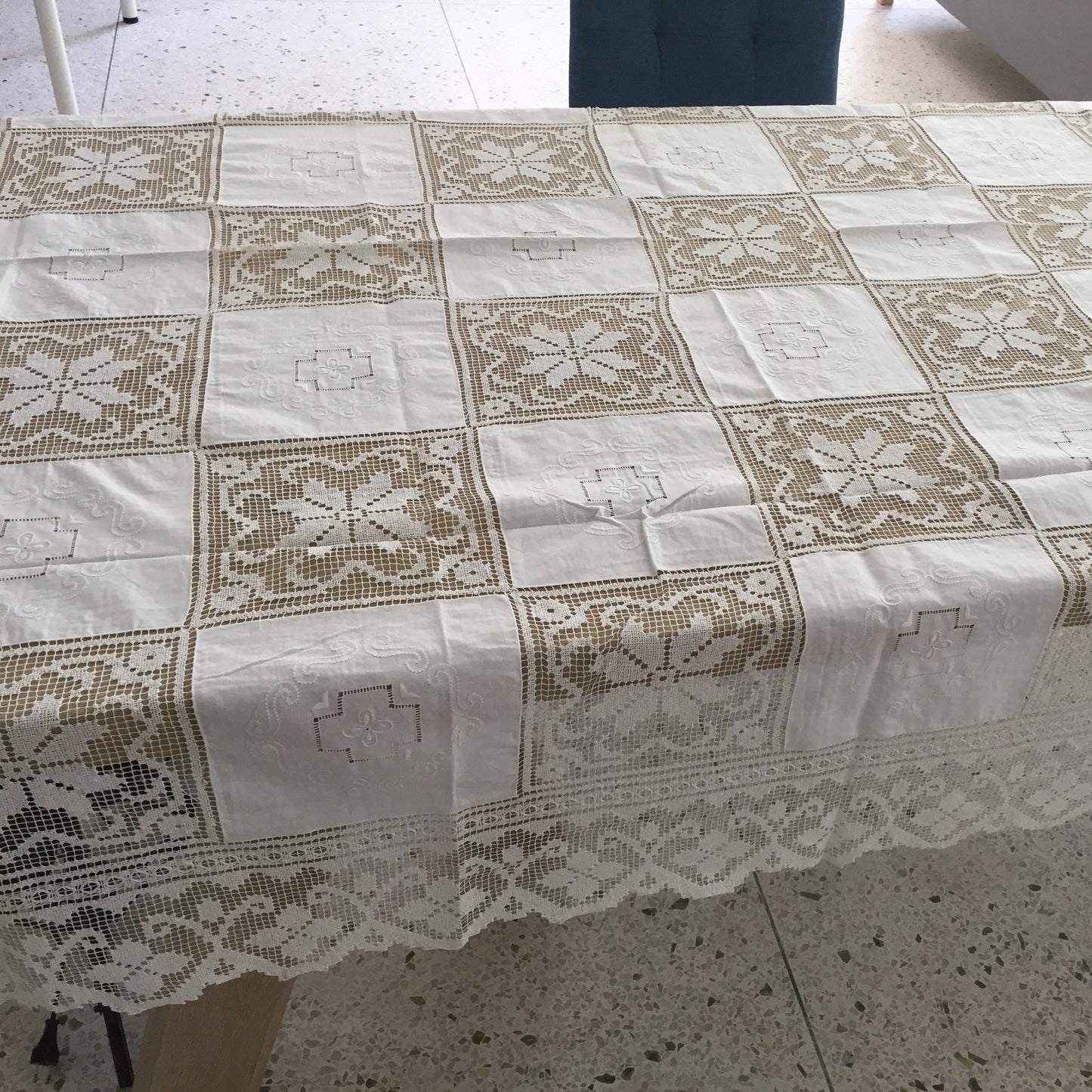 "Army and Navy" British design table cloth (white & white)