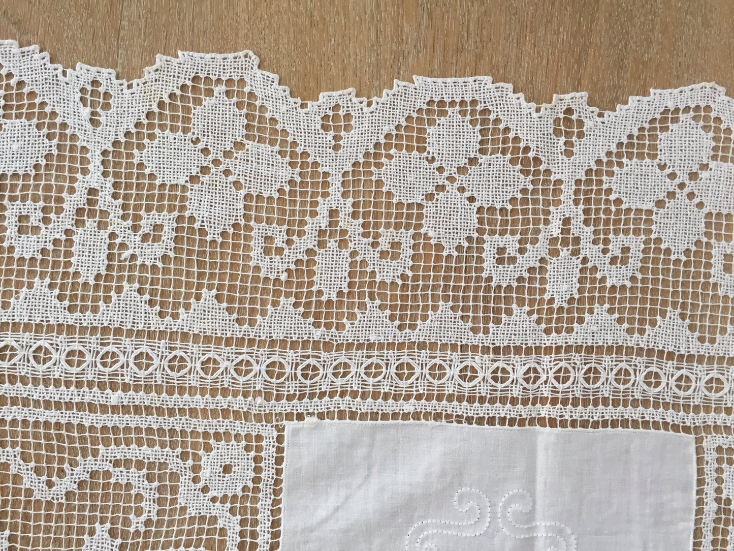 "Army and Navy" British design table cloth (white & white)
